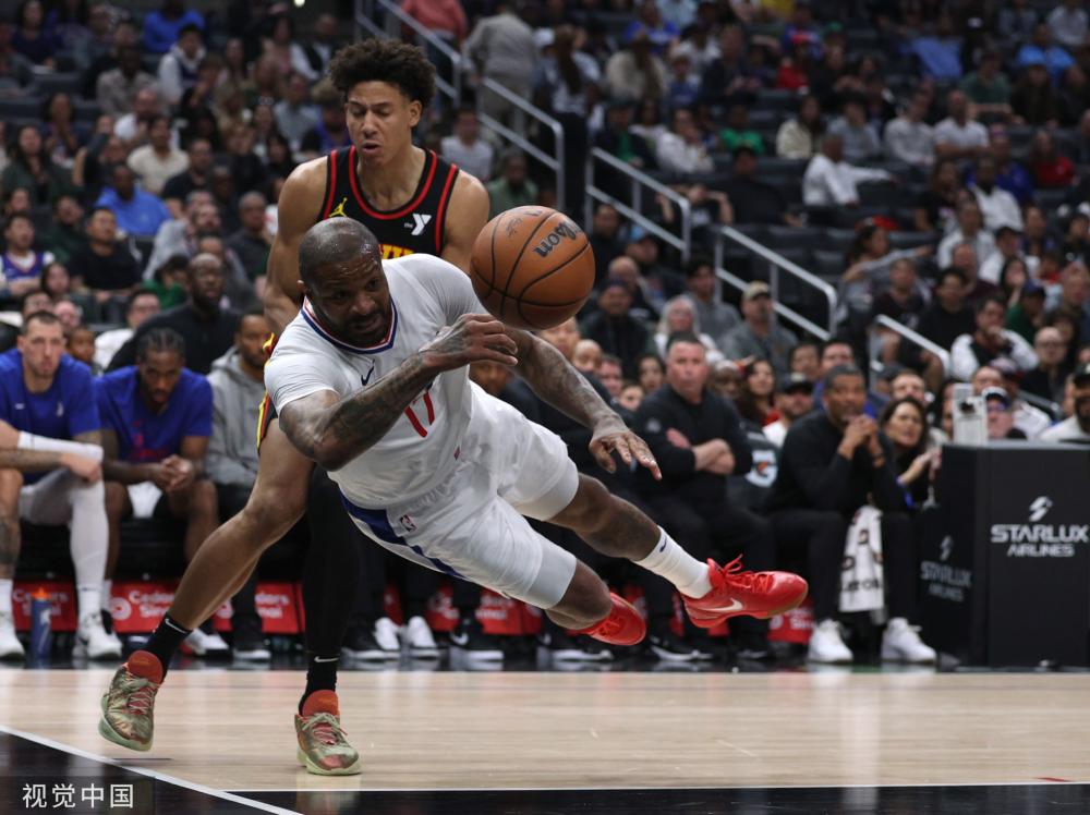 她不仅在决 她不仅在决